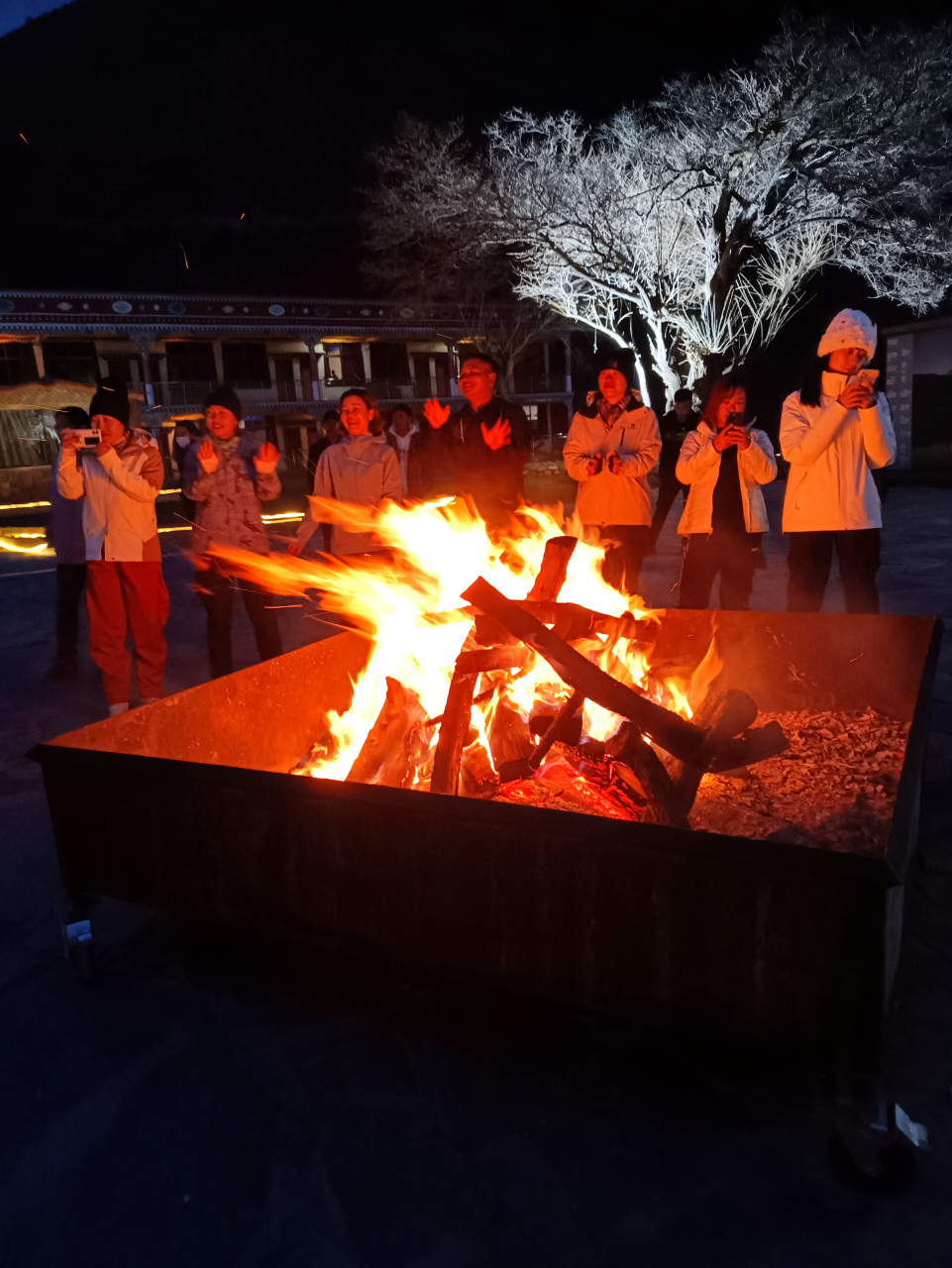 西藏行4 篝火晚会 篝火灯光相辉映,广场热闹歌舞翩.