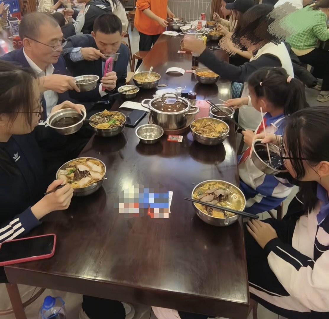 在大火房吃饭的老照片孤儿院就餐横屏图中午和检查团吃饭重庆晏家中学