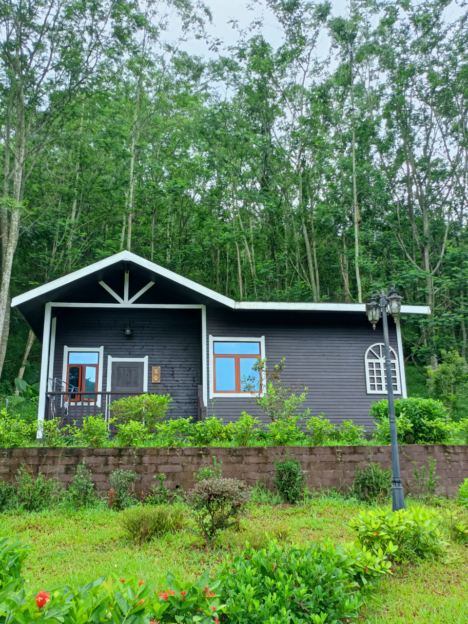 绿源山庄木屋别墅风景优美,仿佛置身于大自然的怀抱中,居住在木屋别墅