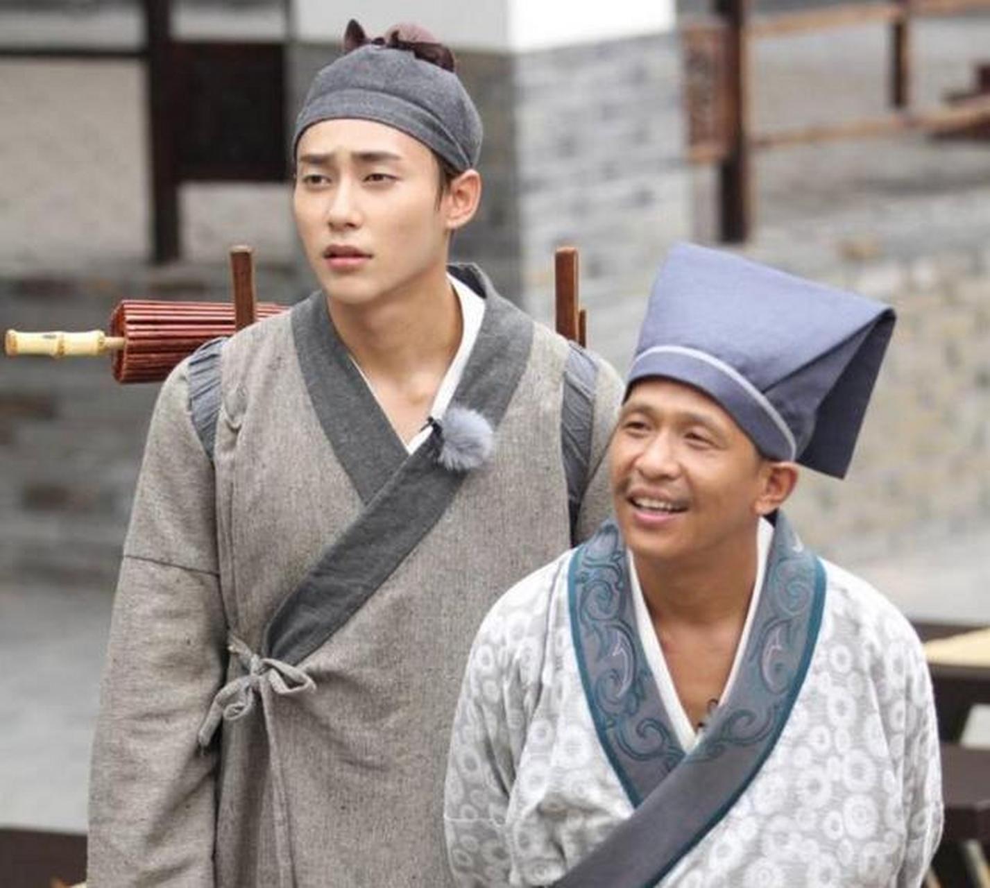 在一个遥远的古代村庄,有一位年轻的书生,名叫明哲.