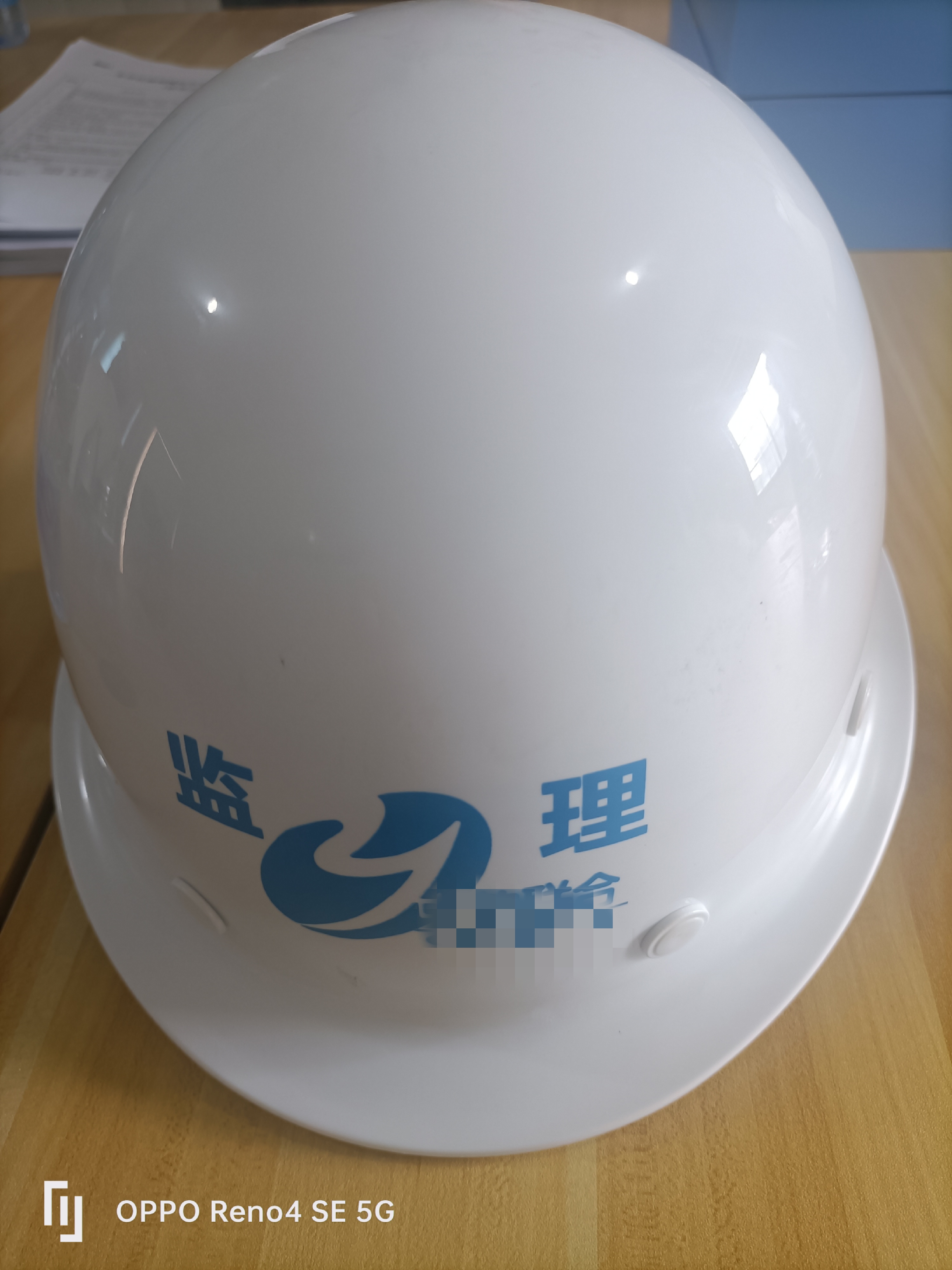 现场监理也蛮辛苦的,但他们坚守岗位,确保工程质量与安全