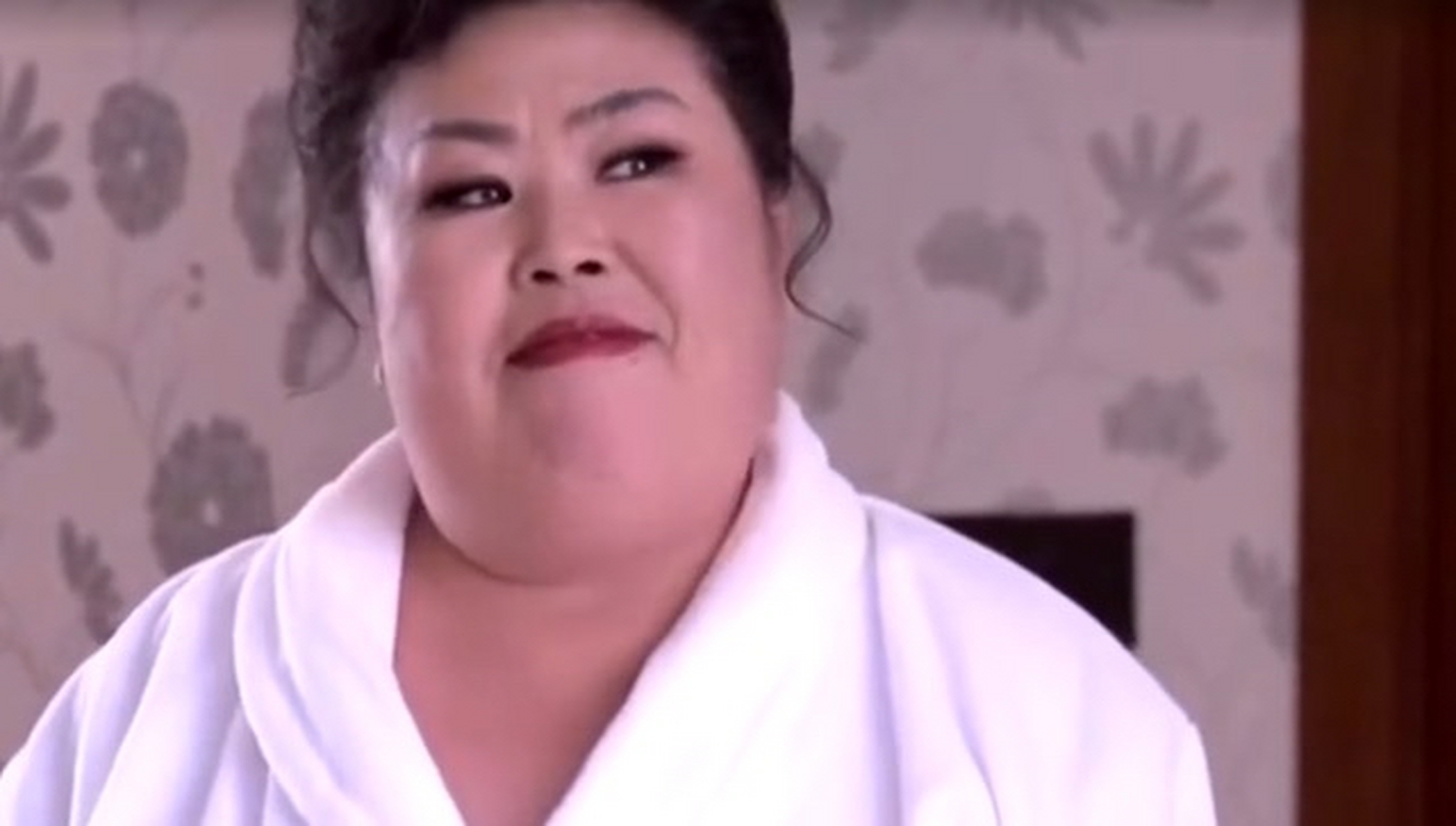 从长相判断,这位大姐应该妥妥的是个"富婆"怎么才能引起她的注意呀,求