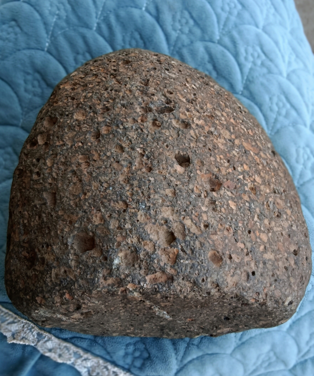 月球角砾岩陨石,定向特征明显,重17斤.