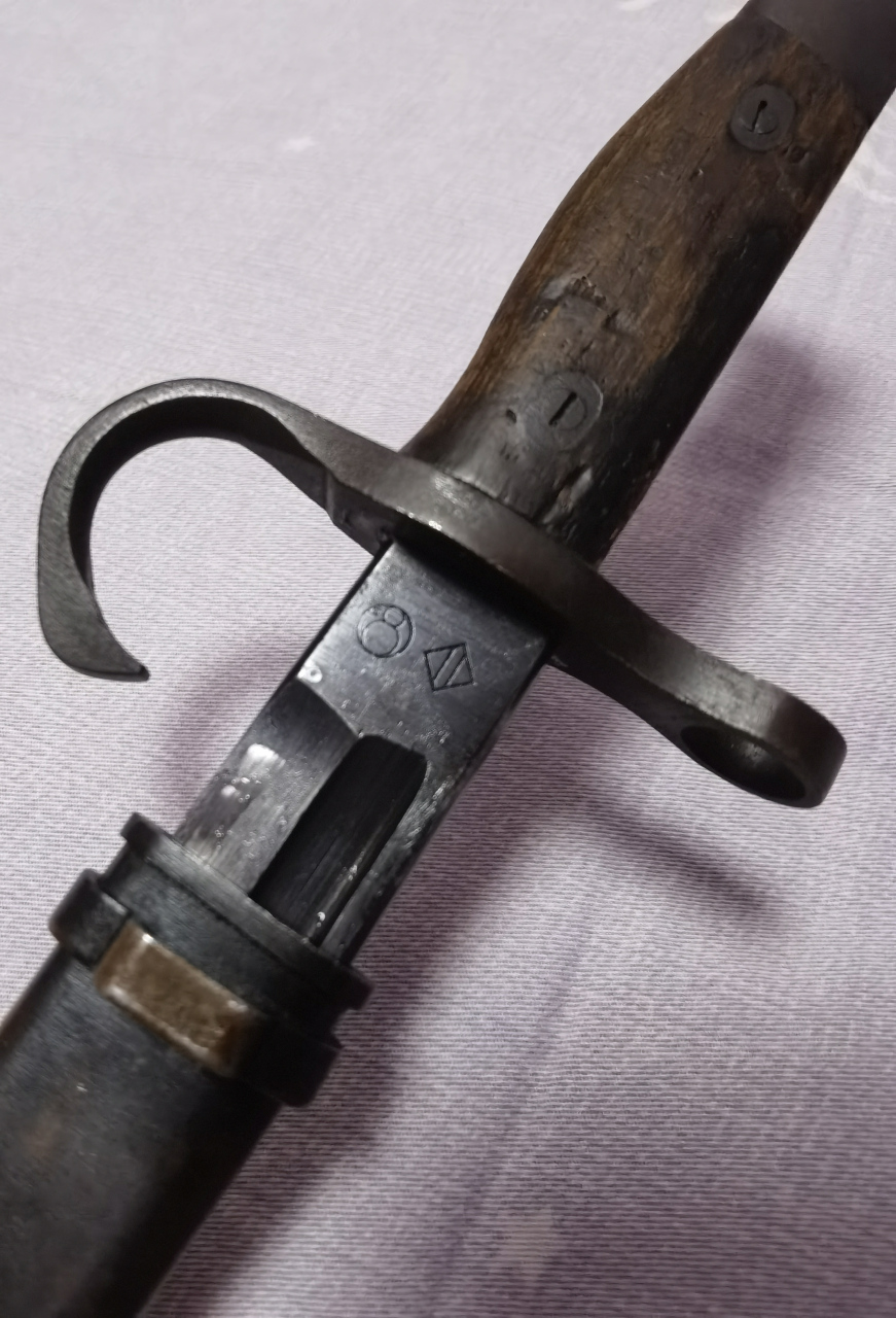 鬼子三零式刺刀,早期名古屋出品,烤蓝工艺,条刃无伤,包浆完美.