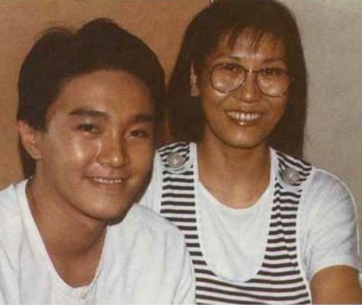 凌宝儿1940年出生于广东省宝安显,大学毕业后,从大陆来到香港,嫁给