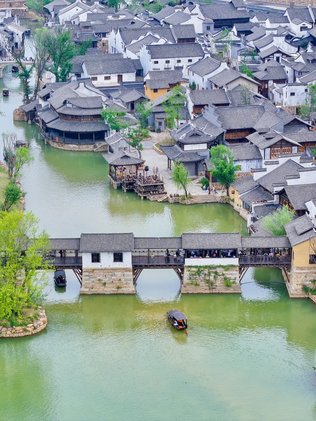 坐上乌篷船,微风拂面,送来两岸的草木清香,沿途还能