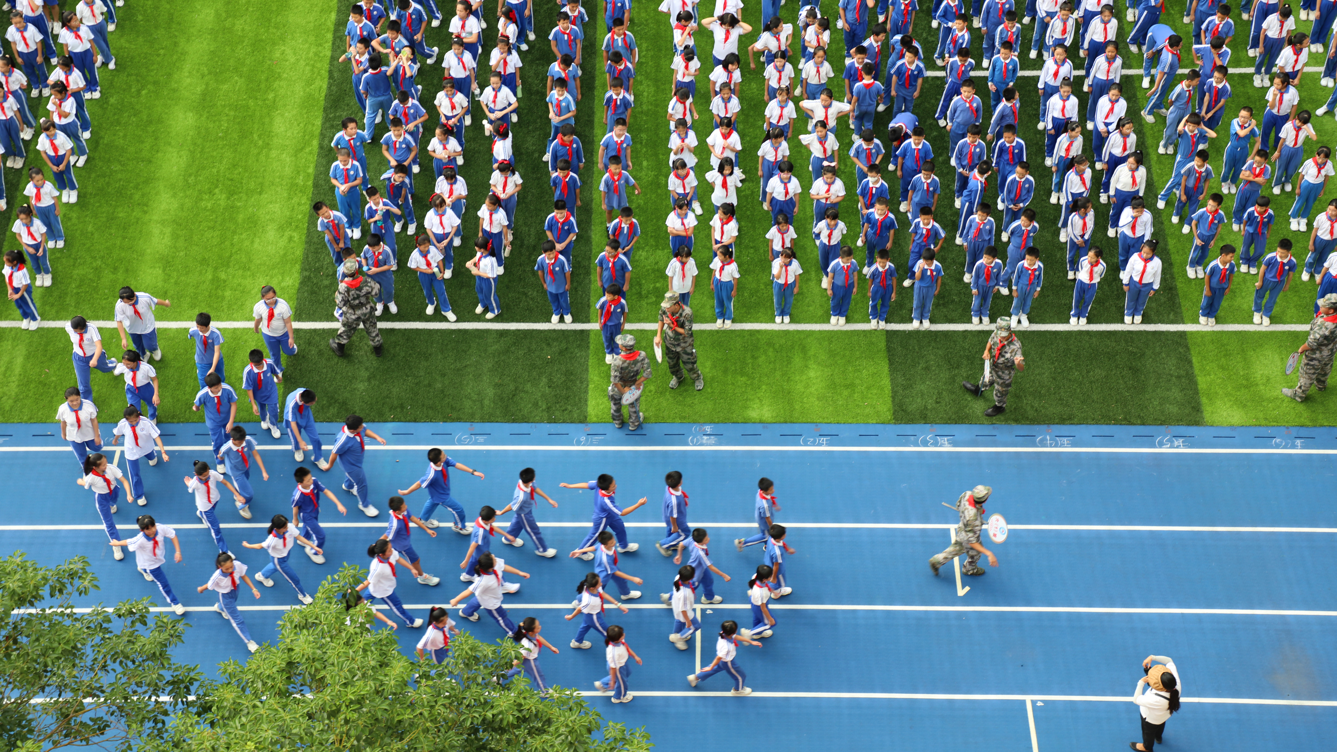 深圳:径贝小学"致敬红领巾"队形队列比赛圆满举办    中国摄影在线网