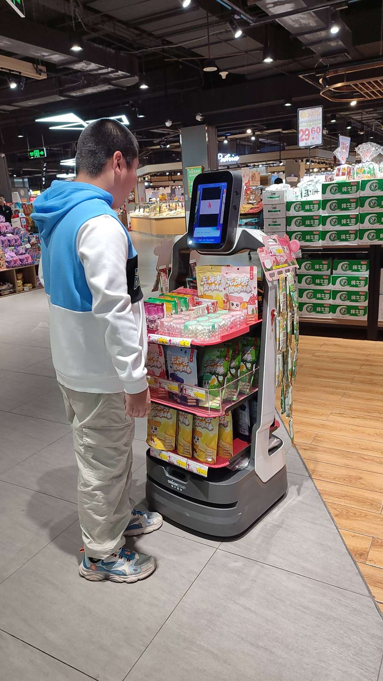 带孩子去超市购物,期间遇上了一个自动售货的小机器人