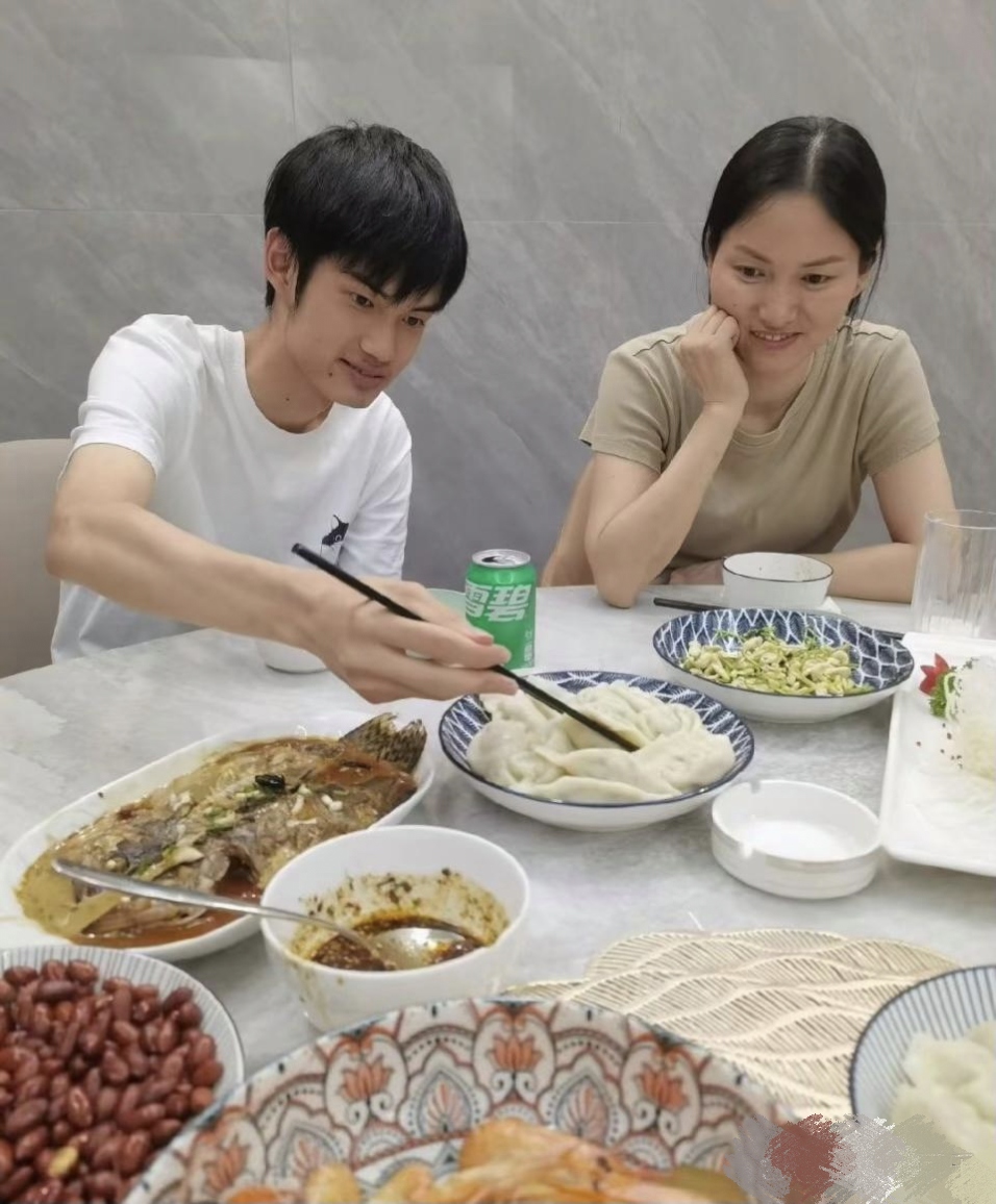 奥运冠军盛李豪与家人团聚,那画面满是温情