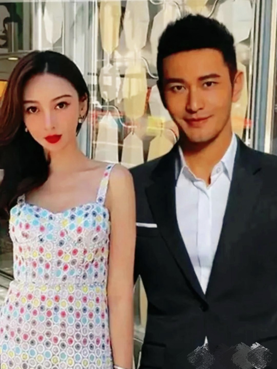 黄晓明和他的现任女朋友相处融洽,感情稳定且甜蜜.