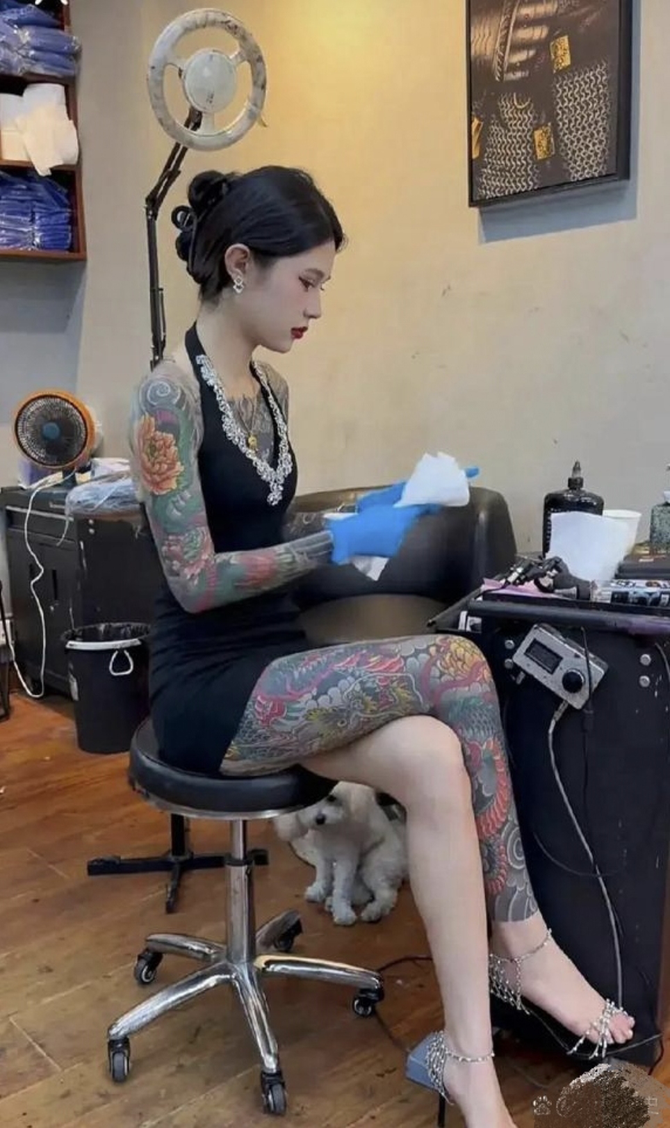 同事给我儿子介绍了个女朋友,职业是纹身师,这让我心里特别不舒服,着