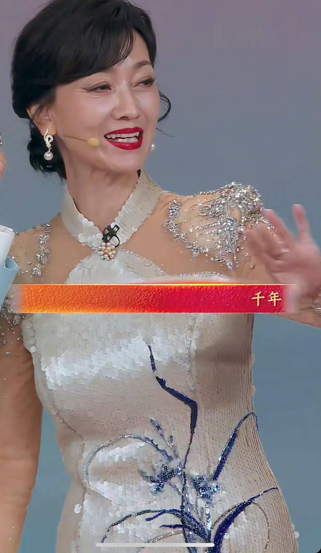 今晚最开心的观众就是王宝强了吧,再度见到了自己的偶像白娘子赵雅芝