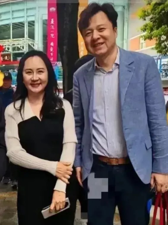 孟晚舟与丈夫刘晓棕相携相伴,眉眼间笑意盈盈,举手投足尽显温柔