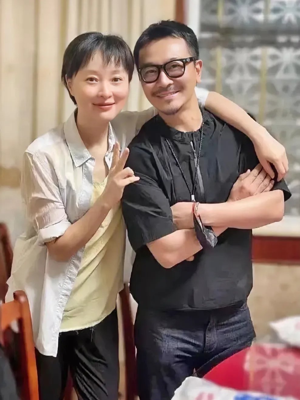 照片里,吴越一头利落短发,素颜出镜,自然又亲和,毫无明星包袱,俏皮地