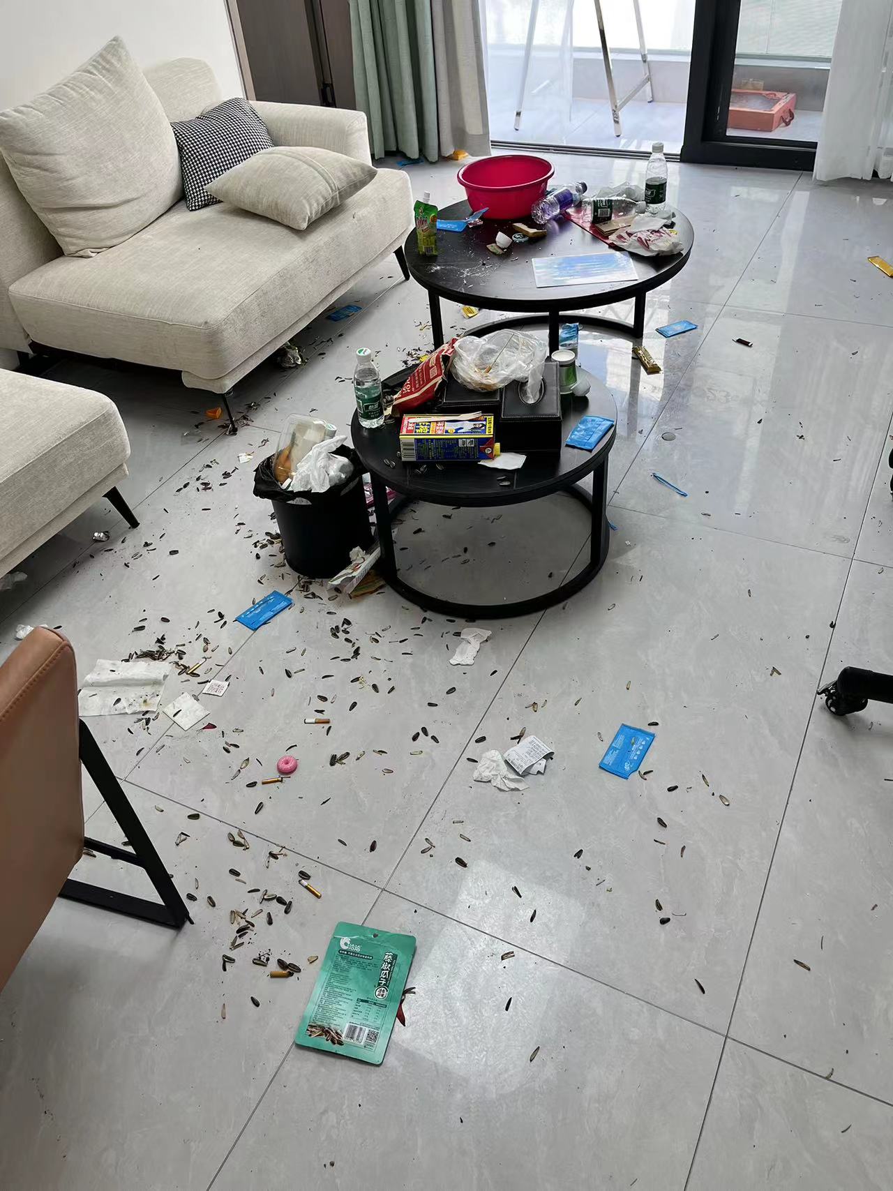 据说去年有个明星住民宿走了一片狼藉,这也是学来的吗?这是什么素质?