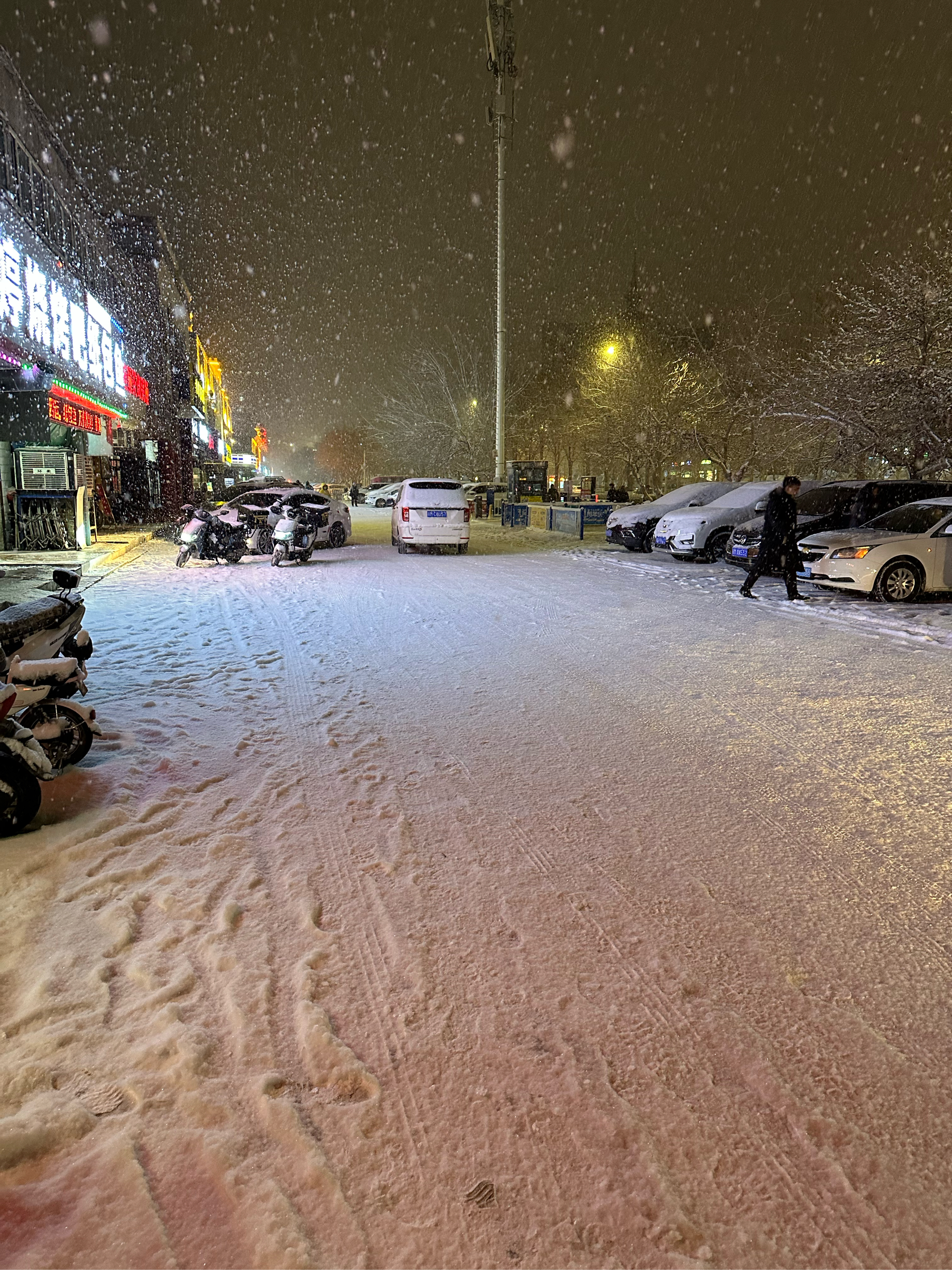 下雪夜景 大街图片