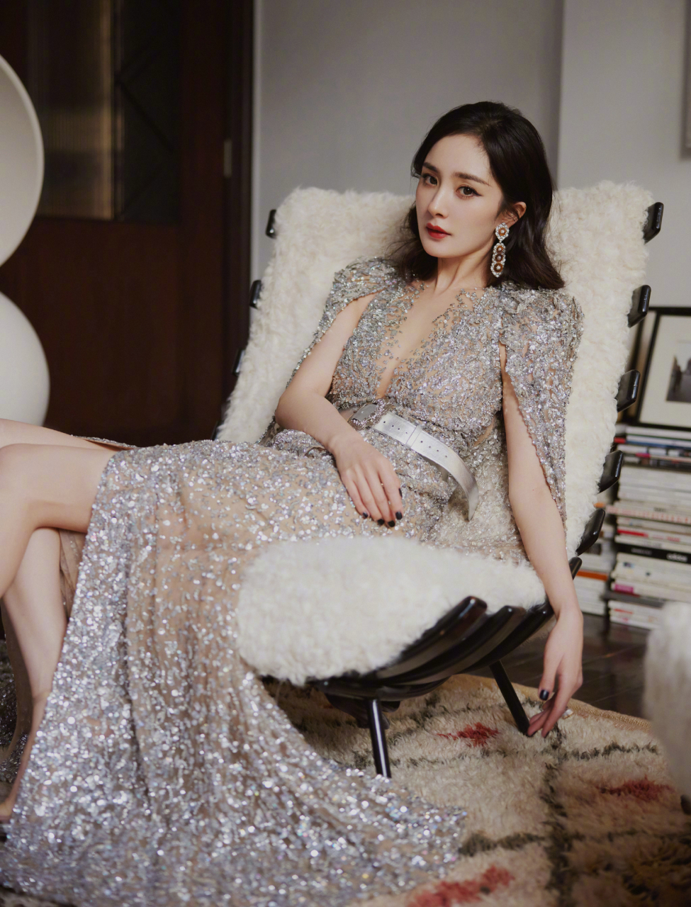 杨幂这双银色高跟鞋,仿佛是每个女孩心中的梦想,它代表着自信,优雅与