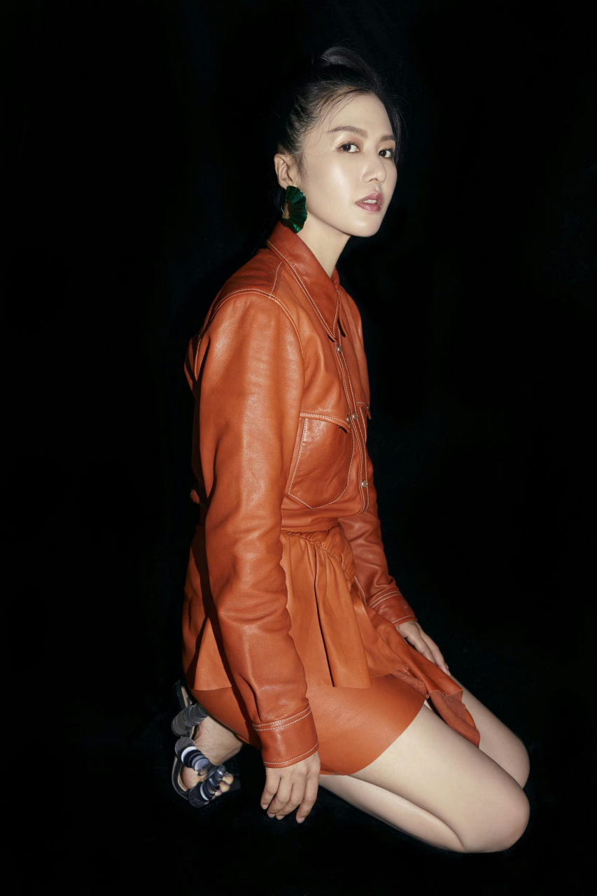 耳畔的绿色耳环,仿佛在诉说着她的故事.