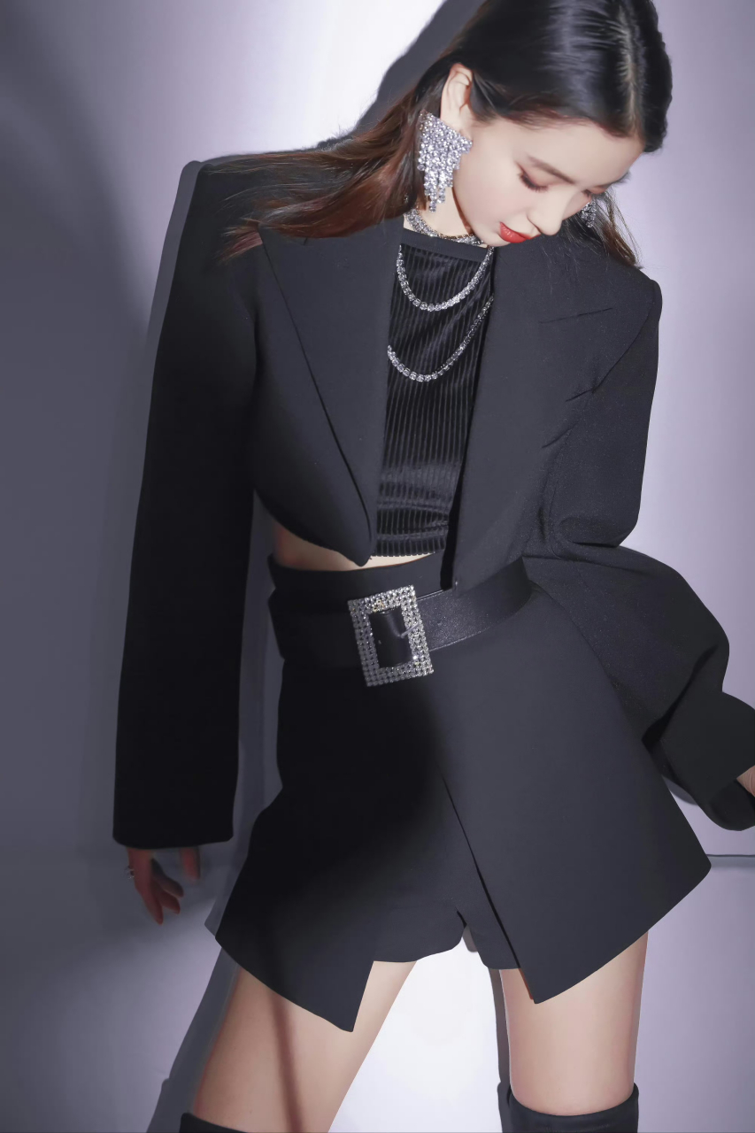 在光影交错中,angelababy犹如一颗璀璨的明珠,她的黑色西装造型,既