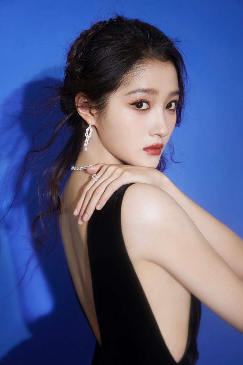 关晓彤姐姐好美啊!身穿黑色v领长裙,显得好优雅性感啊!