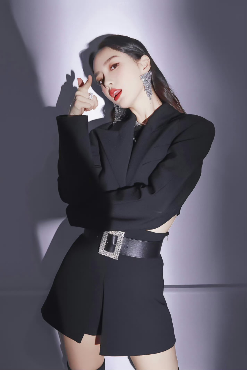 在光影交错中,angelababy犹如一颗璀璨的明珠,她的黑色西装造型,既