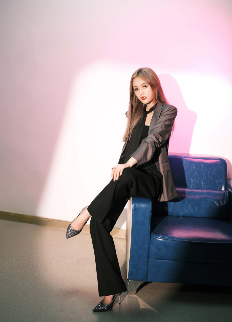 养眼美女# #性感好身材# #创作灵感上热门# 吴宣仪身着黑色西装,以