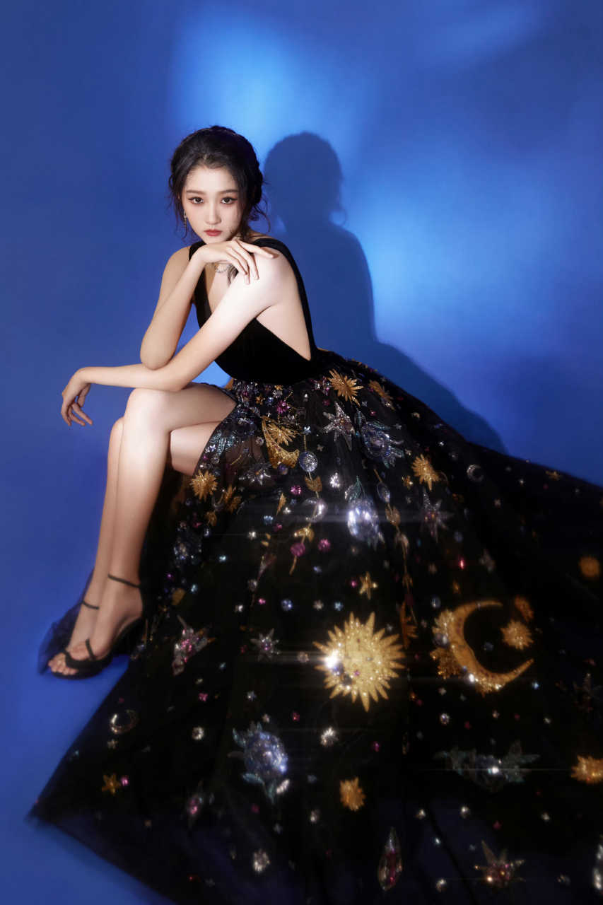 关晓彤姐姐好美啊!身穿黑色v领长裙,显得好优雅性感啊!