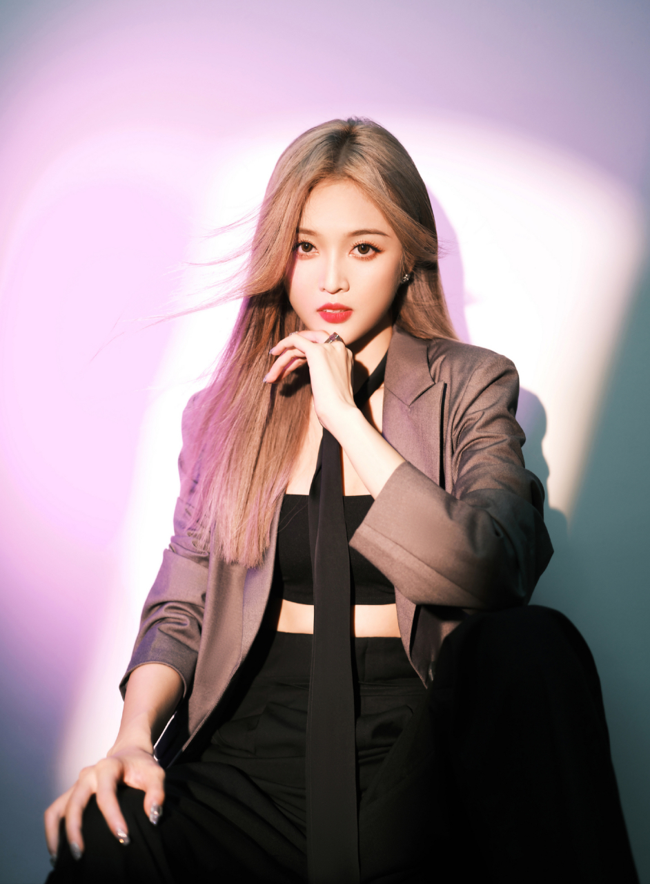 养眼美女# #性感好身材# #创作灵感上热门# 吴宣仪身着黑色西装,以