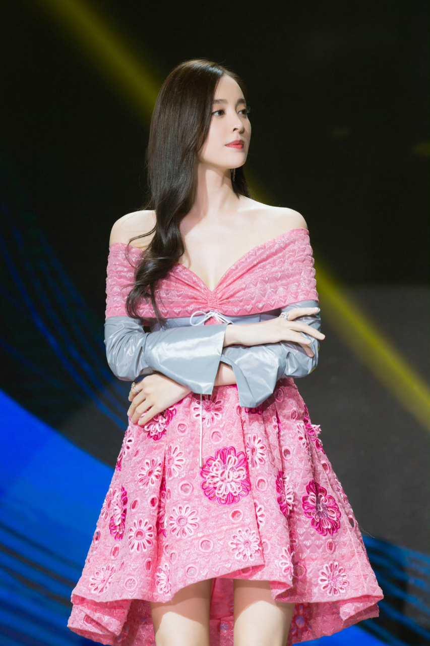 "古力娜扎,华语影视女演员,歌手,毕业于北京电影学院.