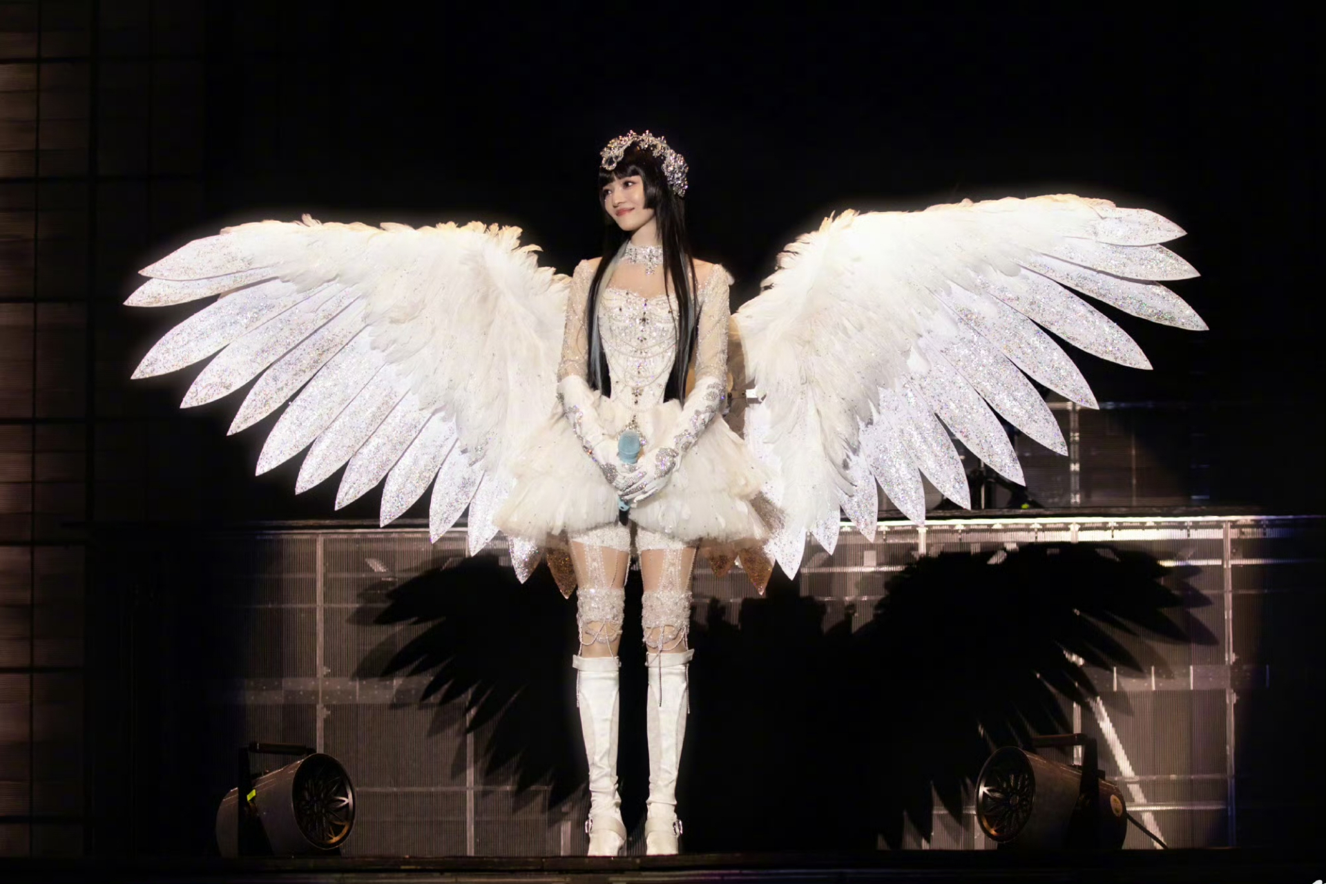 舞台上,她如梦如幻,像一只自由飞翔的白鹤,轻盈飘逸.