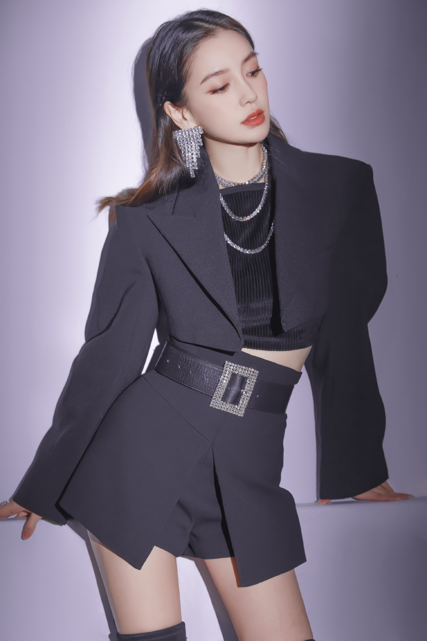 在光影交错中,angelababy犹如一颗璀璨的明珠,她的黑色西装造型,既