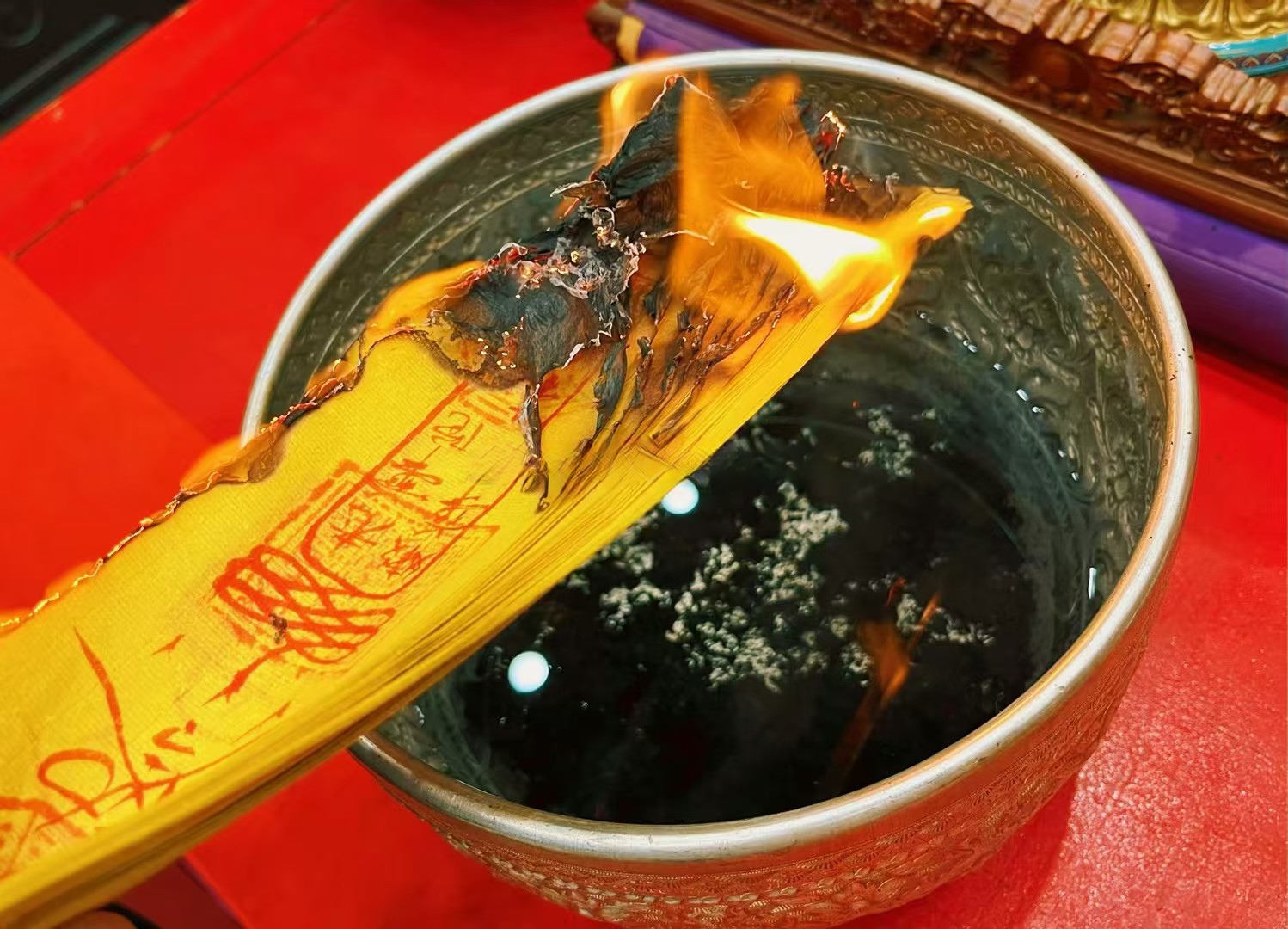 女性身弱则比较难搞,毕竟女性要围绕着官杀星以及食