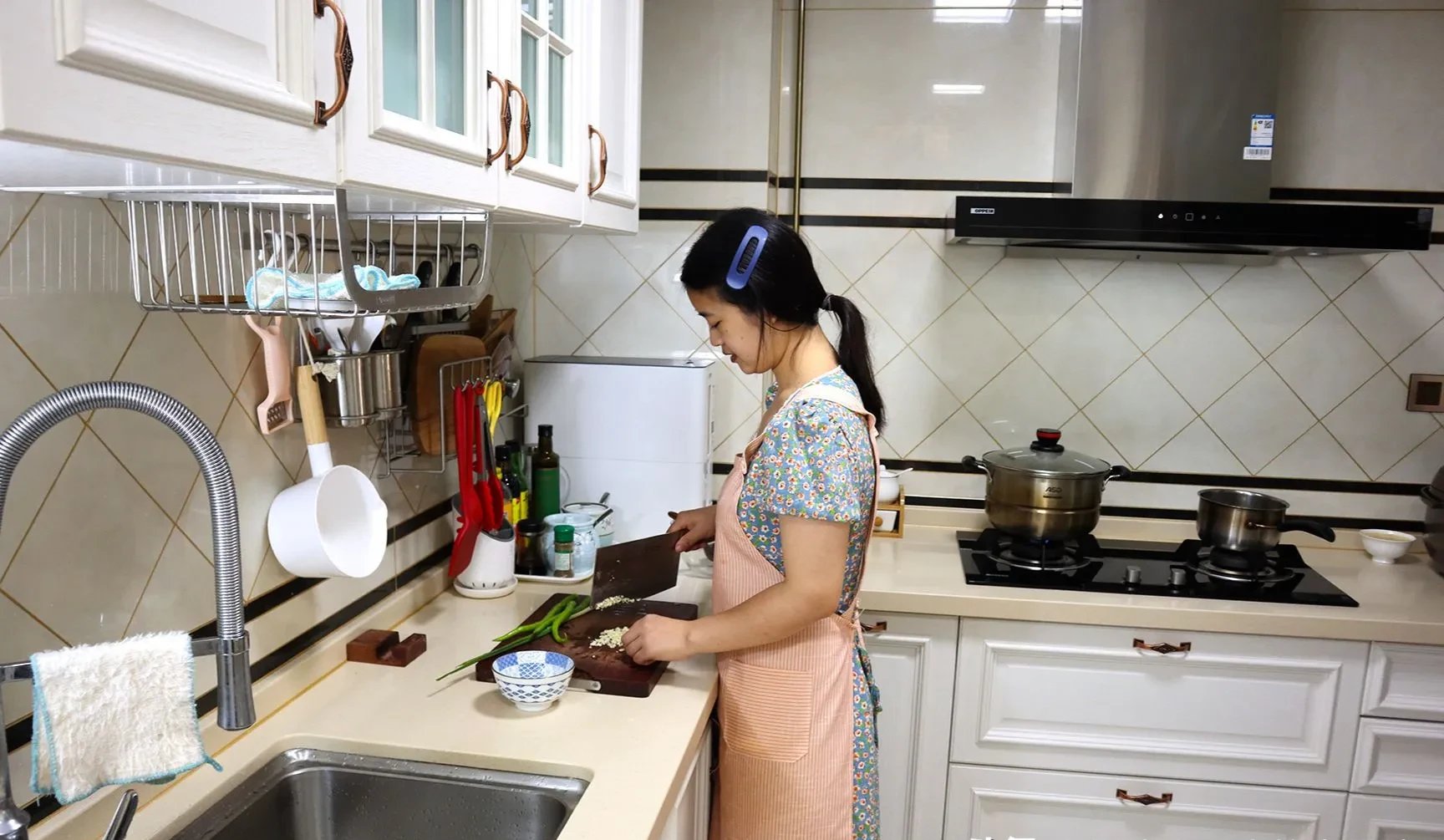 如果让一位妈妈每天早上6点多钟起床,先准备好早餐,吃完饭收拾好一切