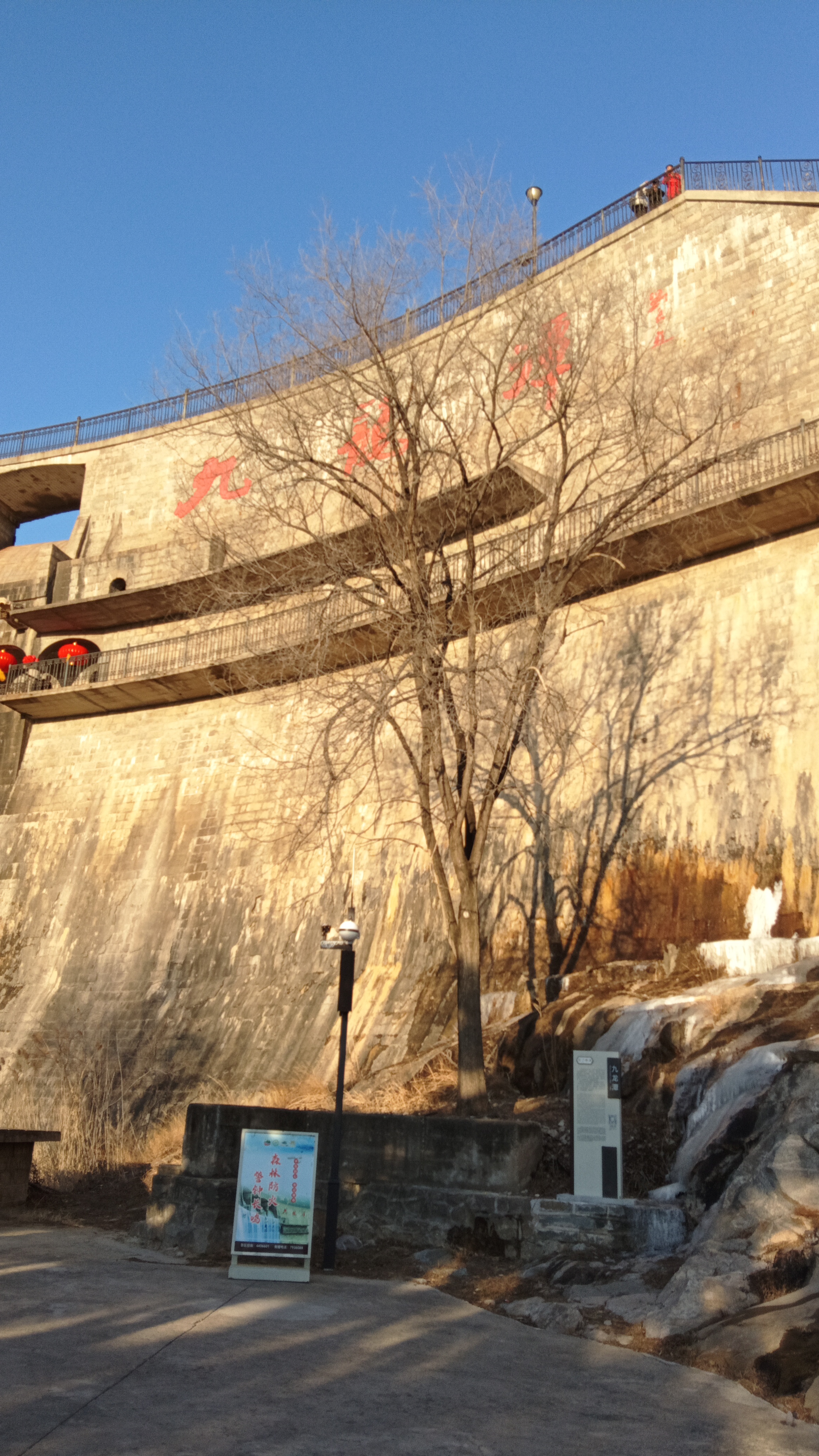 我没有事先告诉他们,悄悄带大闺女去了火车站,我们做火车来到了平邑