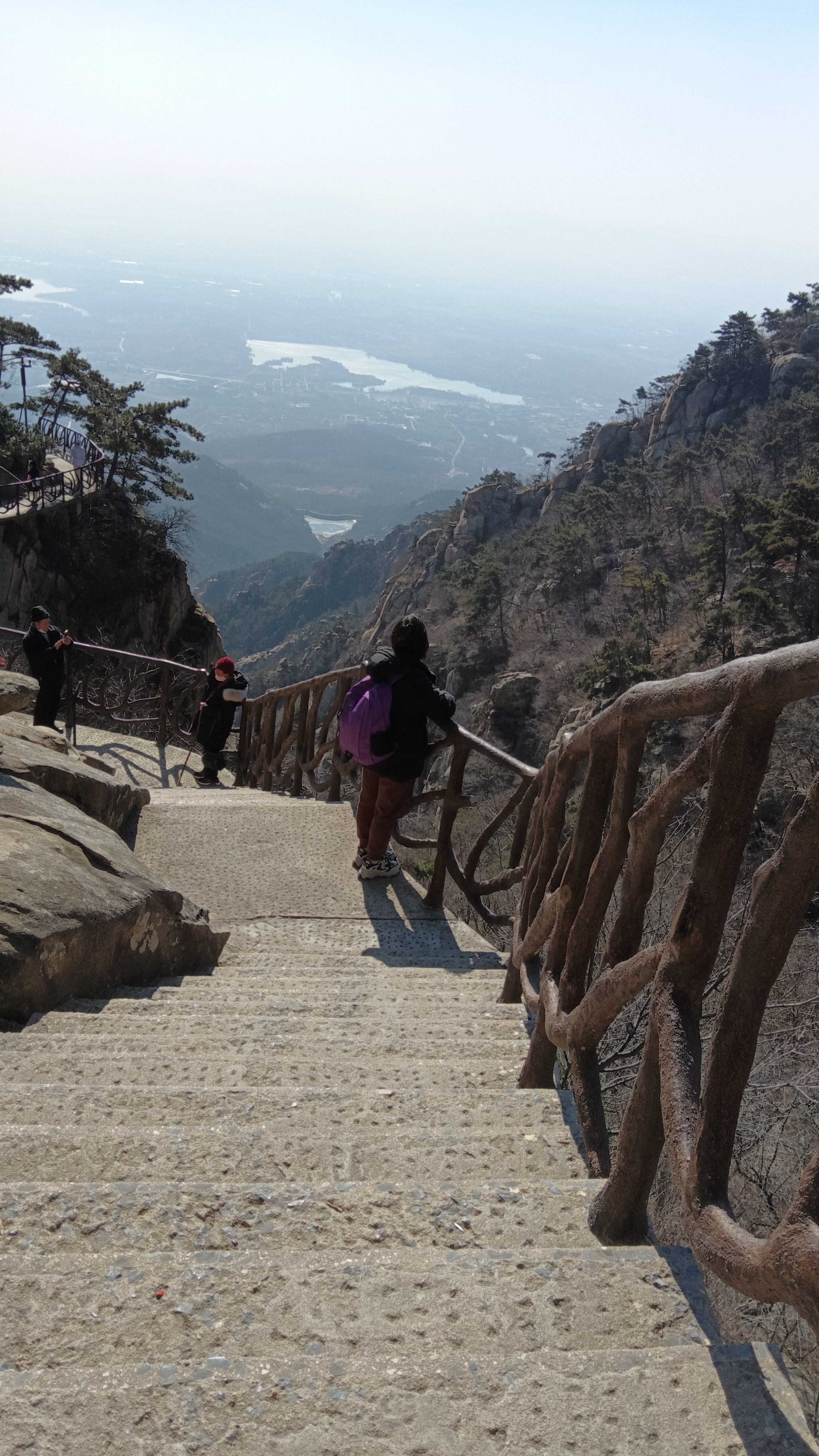 我没有事先告诉他们,悄悄带大闺女去了火车站,我们做火车来到了平邑