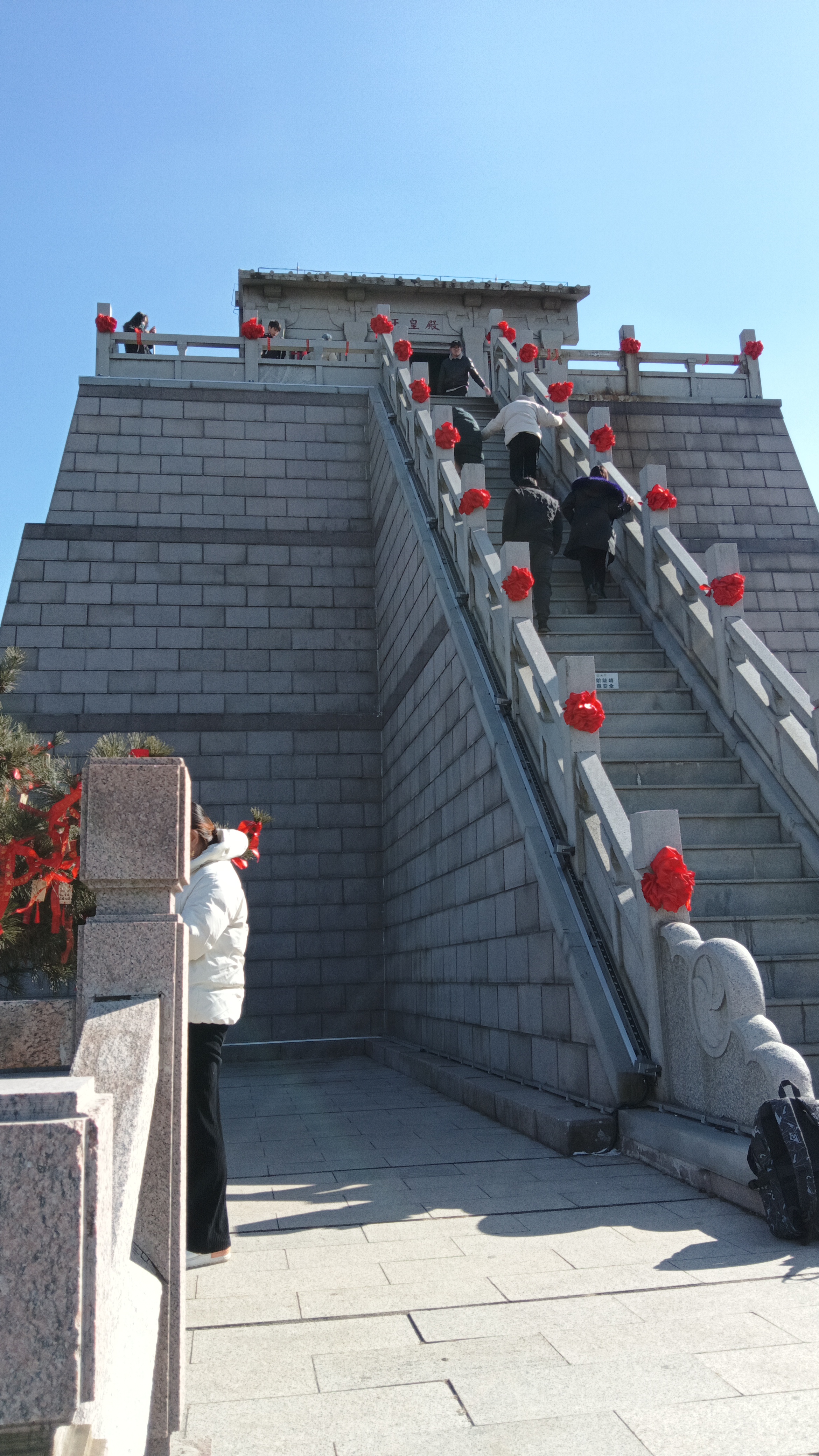 我没有事先告诉他们,悄悄带大闺女去了火车站,我们做火车来到了平邑