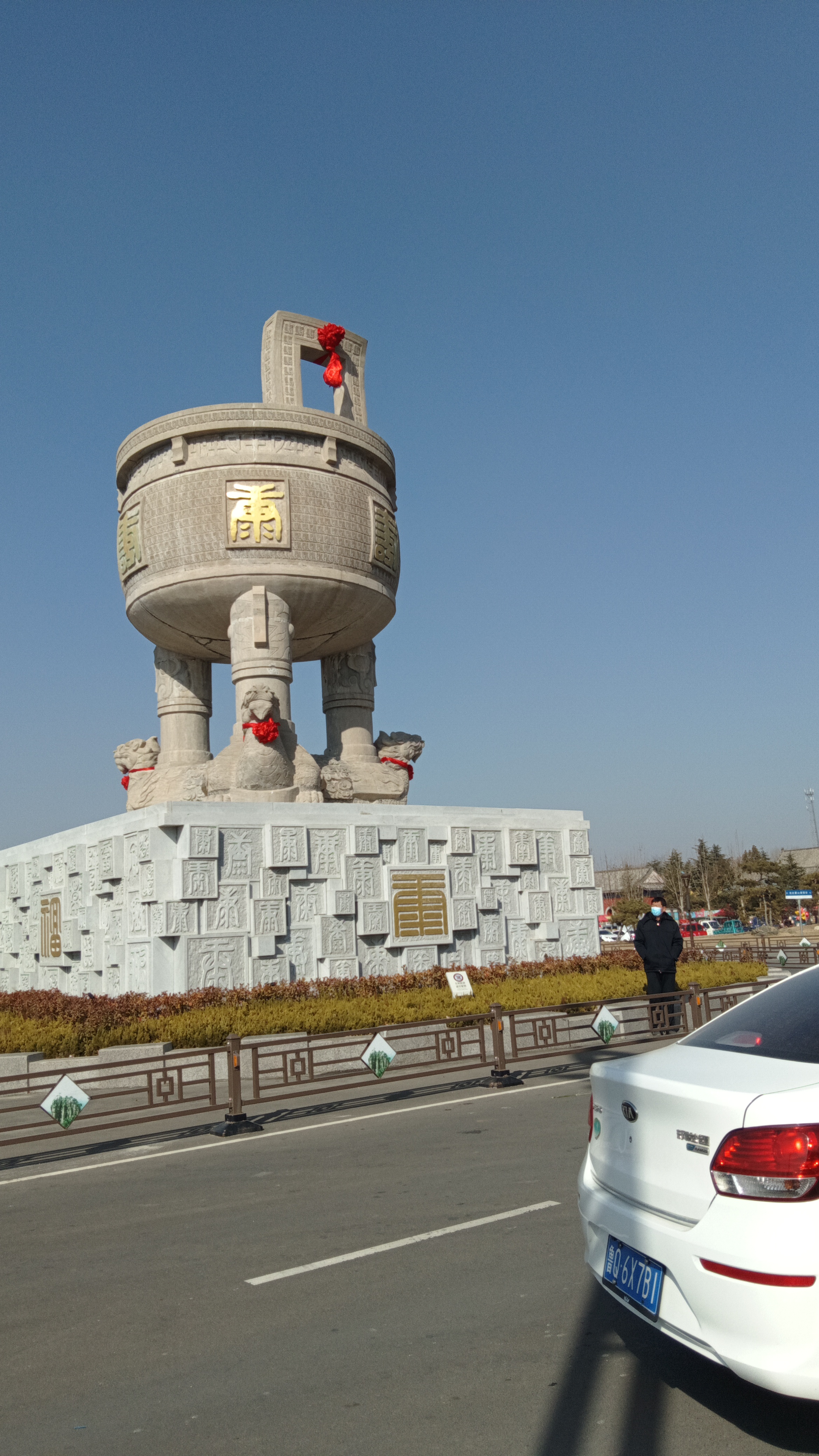 我没有事先告诉他们,悄悄带大闺女去了火车站,我们做火车来到了平邑