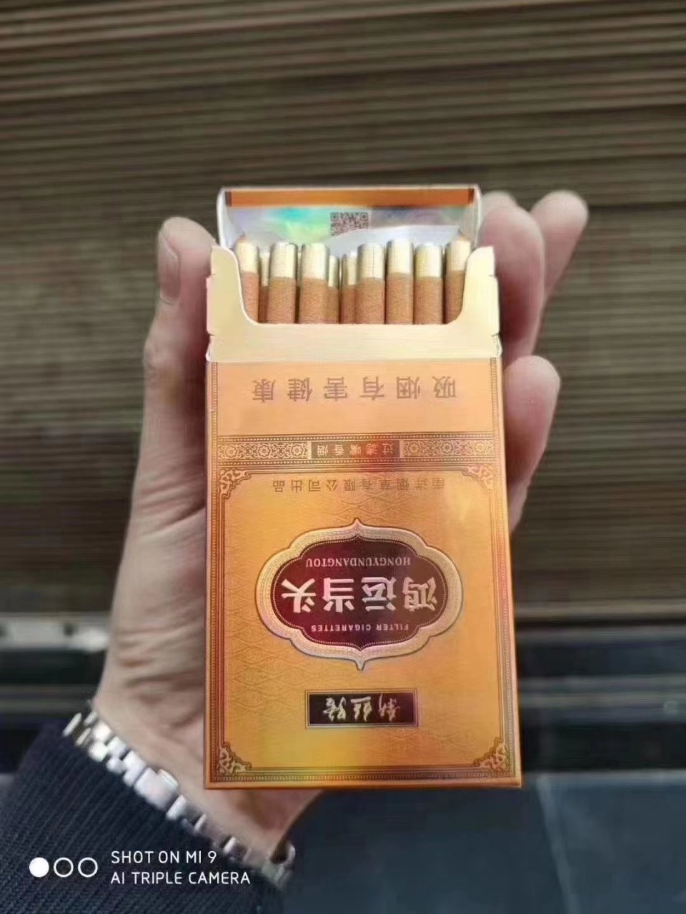 中支新丝路鸿运当头.倒开盒设计,咖啡色烟支,金色烟嘴,大气漂亮.