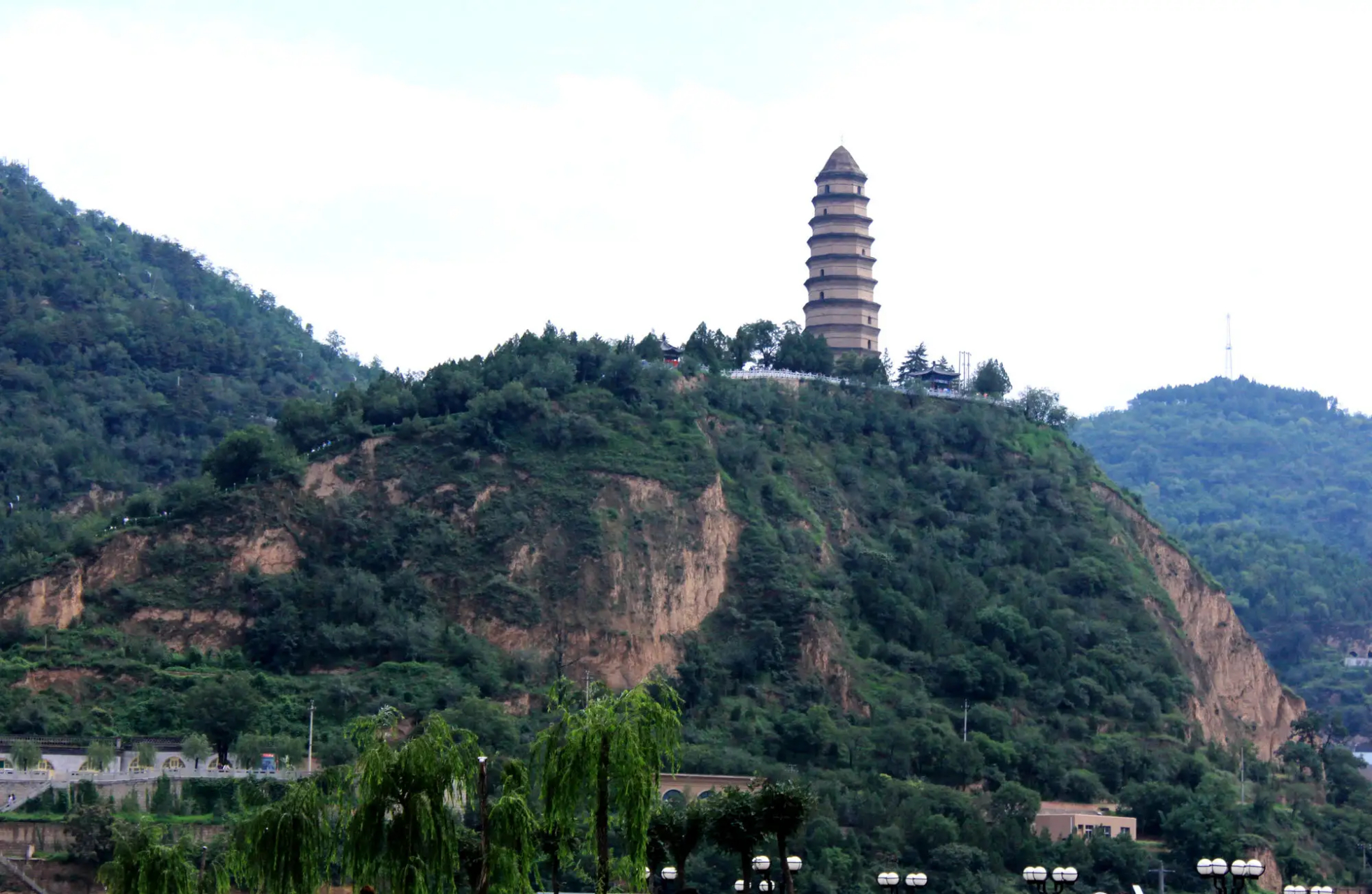 宝塔山:这座山位于延安城区中心,因为山上建有宝塔而得名,宝塔始建于