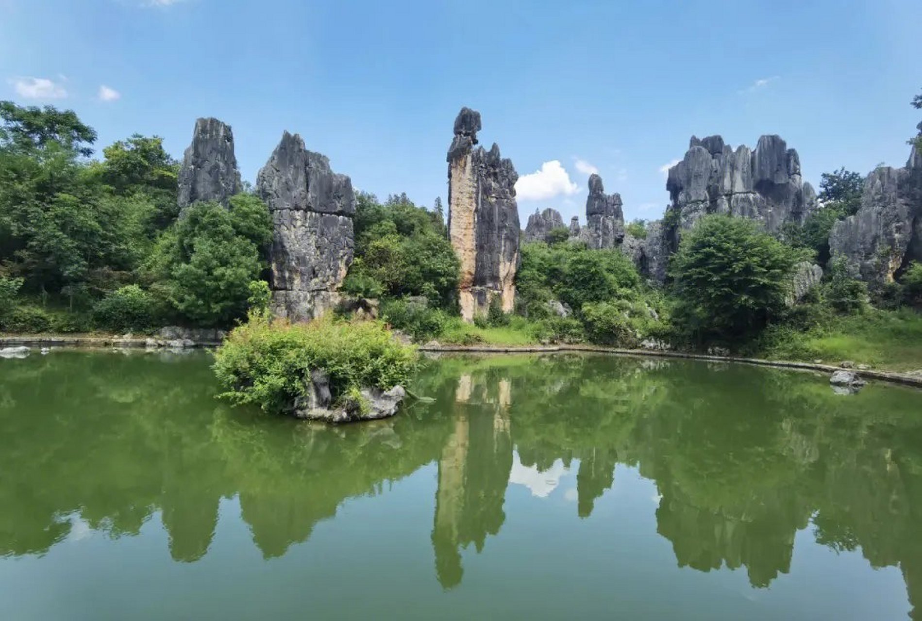 黄山位于安徽省黄山市,是中国著名的风景名胜区之一.