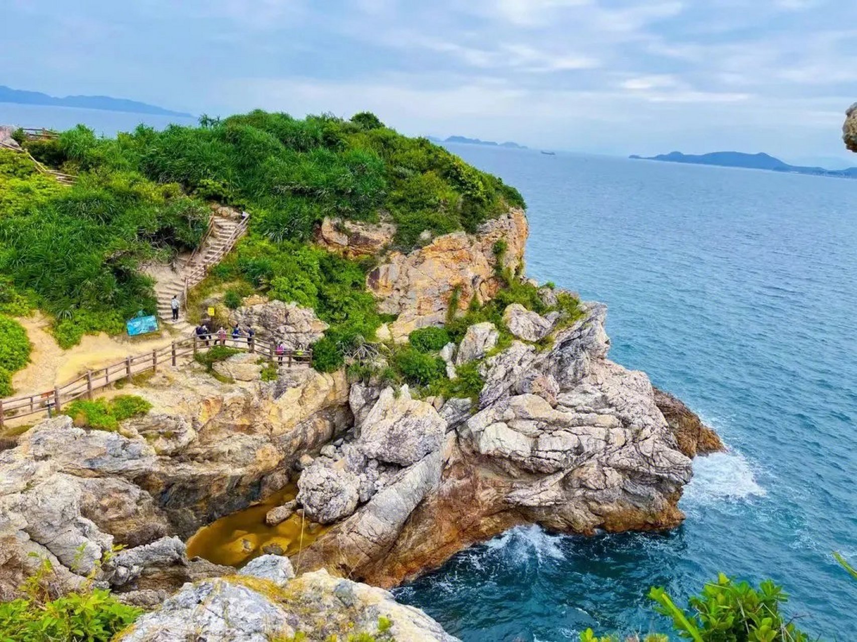 剑江风景名胜区  剑江风景名胜区位于贵州省都匀市,以风光绮丽的剑江