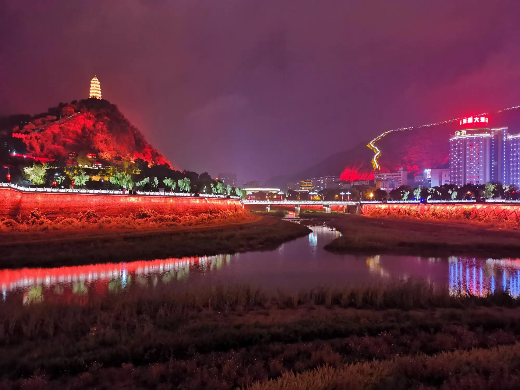 位于延安市中心,是延安的标志性建筑之一,也是游客们必去的景点