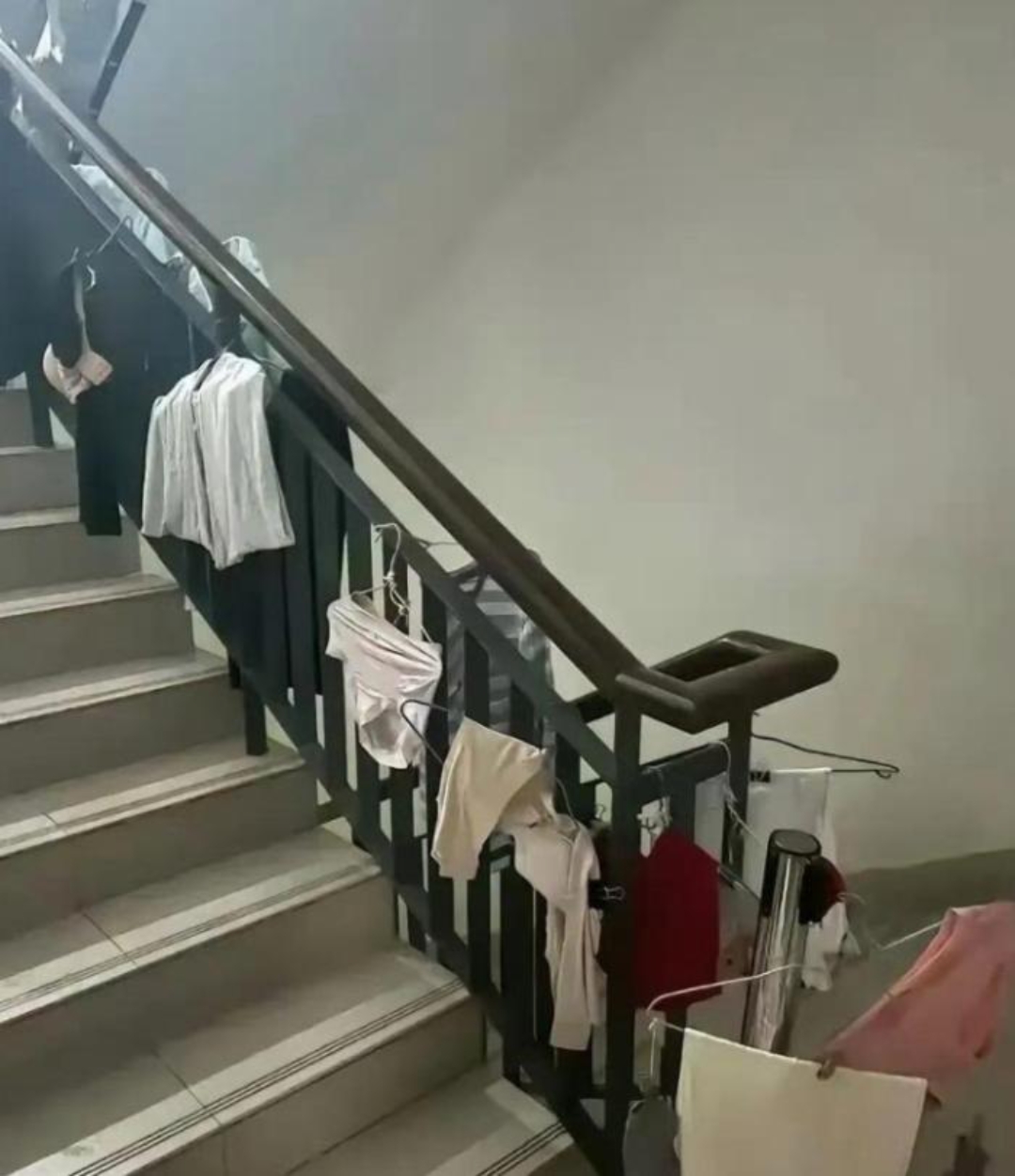 再说女人的内衣也晾在这里是不是不合适啊?真恼火呢!
