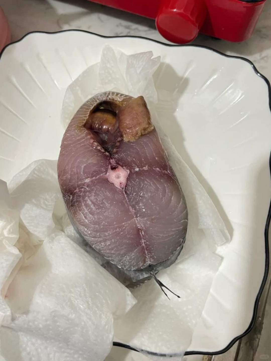 问老板娘马鲛鱼多少钱一斤,她说43一斤,我就说切两块,切完之后没有给