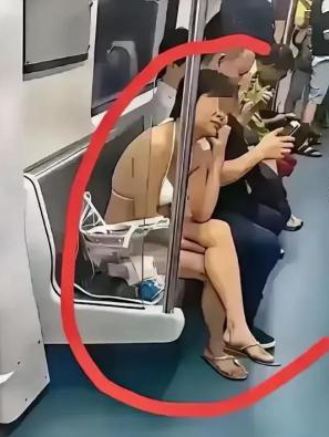 她神情自然,好像不是忘了穿外套,应该是故意穿内衣,可能天气太热了吧?
