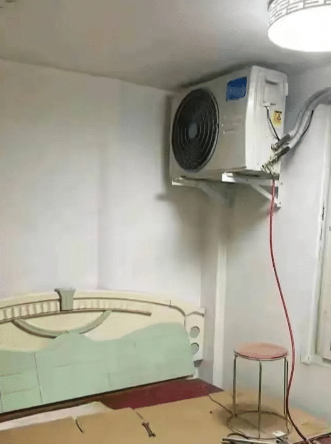 太奇葩了空调安装师傅去给客户安装空调,遇到一个极为棘手的问题,原来