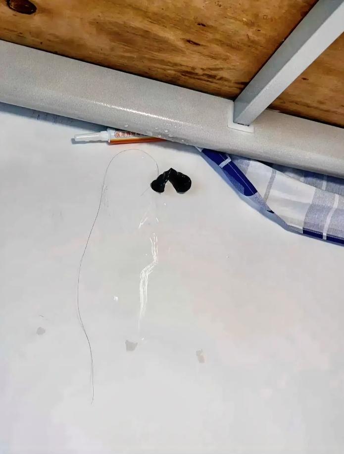 我上铺工友兄弟的东西要掉下来了,我该不该给他塞回去呢?