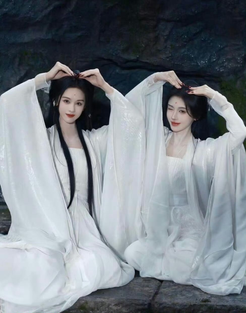 鞠婧祎 陈都灵 比心合照!