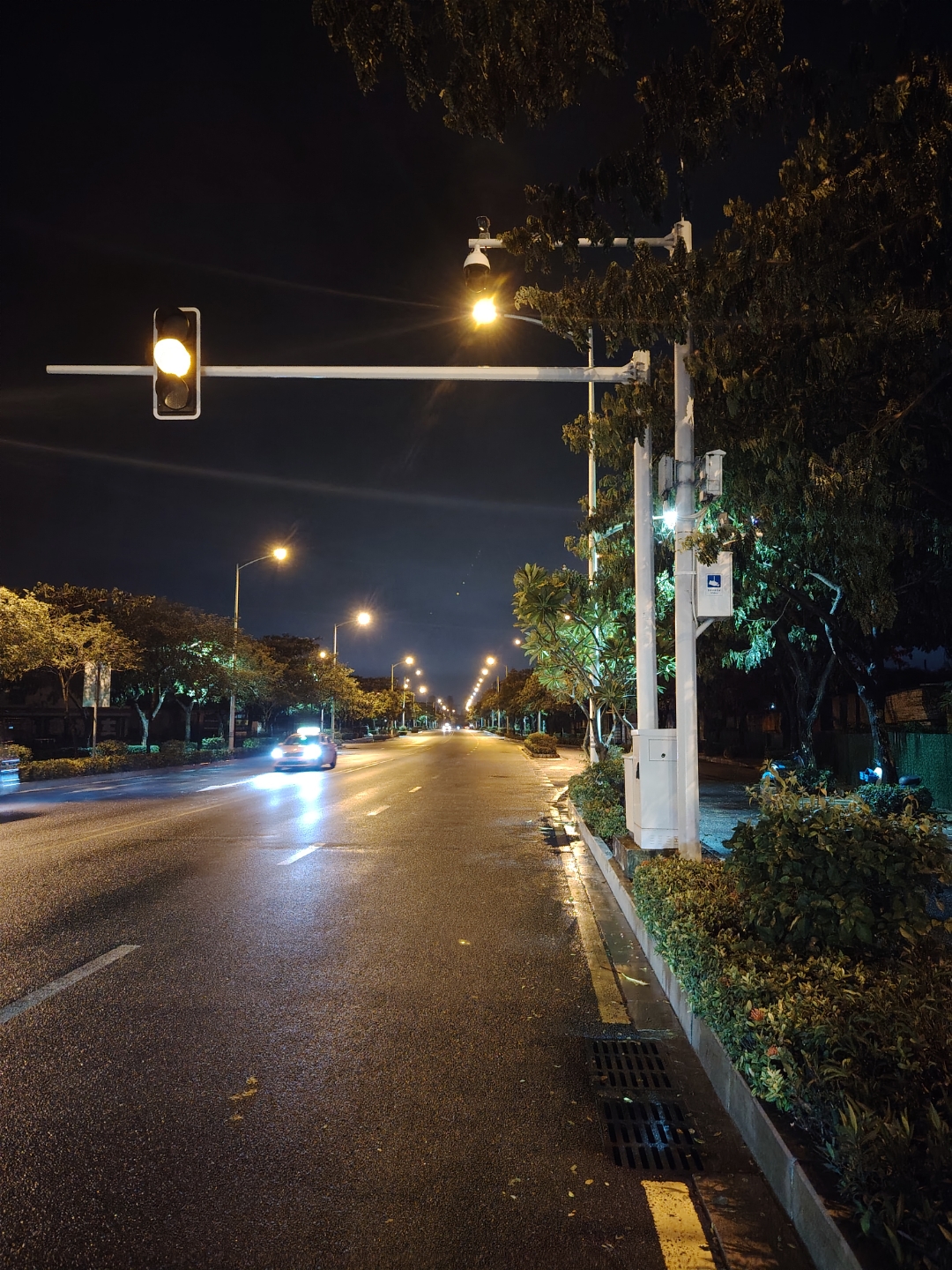 91晚上,整座城市仿佛被按下了暂停键,只有我独自漫步在寂静的街头.