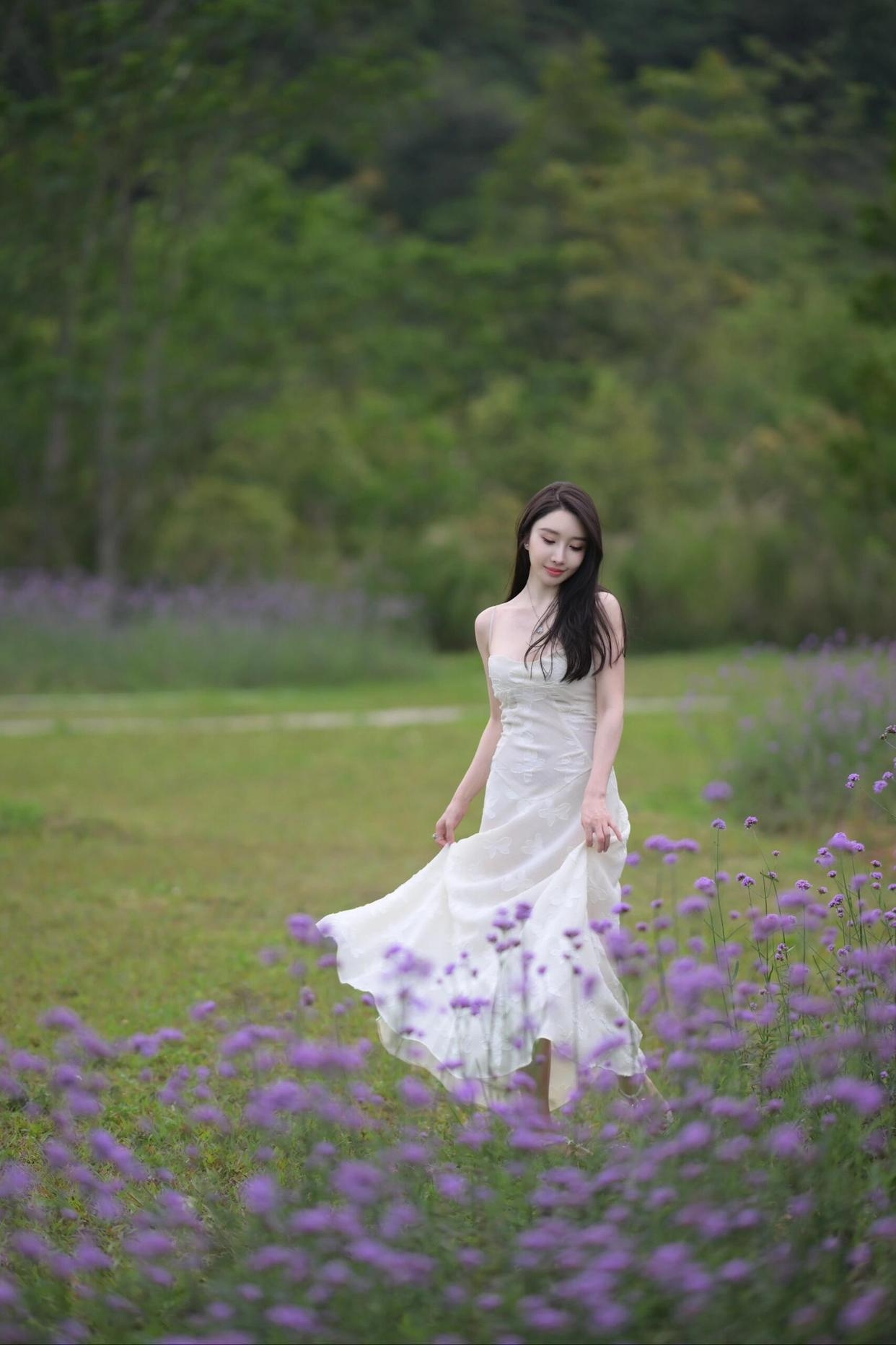 漫步花间,如梦似幻.一袭长裙优雅大方